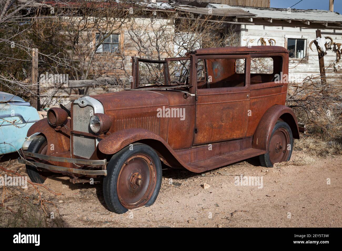 Arrugginendo auto d'epoca presso lo storico negozio generale di Hackberry Route 66 Foto Stock