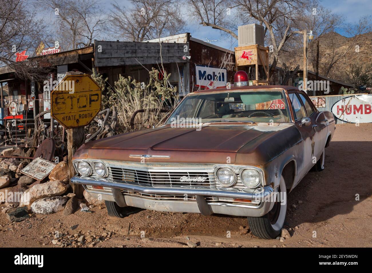 Auto d'epoca Chevrolet parcheggiata all'Hackberry General Store il La storica Route 66 Foto Stock