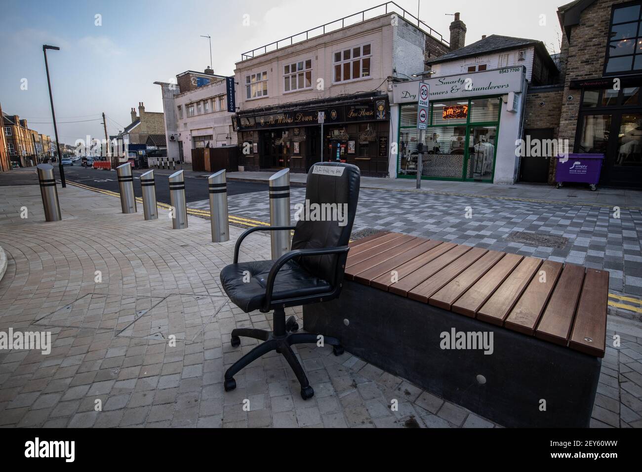 Sedia ufficio lasciata abbandonata sulla strada urbana alta a Wimbledon, Southwest London, UK Foto Stock