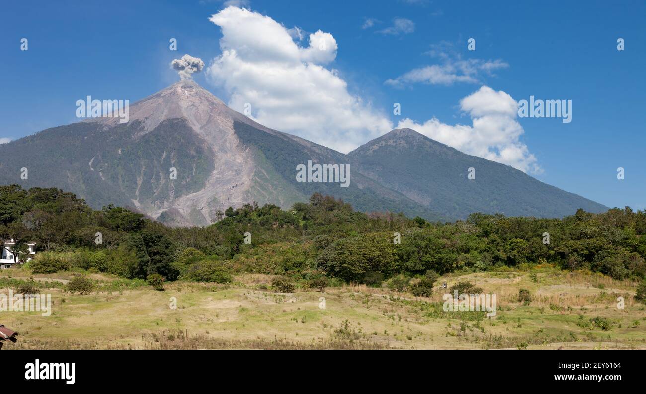 Lahar creato dall'eruzione del 2018 giugno del Fuego (Fuoco) vulcano in Guatemala lascia una cicatrice a sud fianco Foto Stock