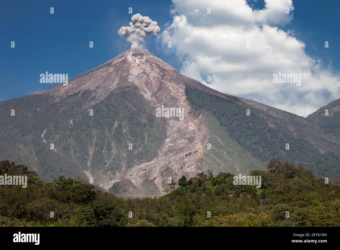 Il vulcano Fuego (fuoco) emette un nuovo pennacchio di cenere pochi mesi dopo la devastante eruzione del giugno 2018. Foto Stock