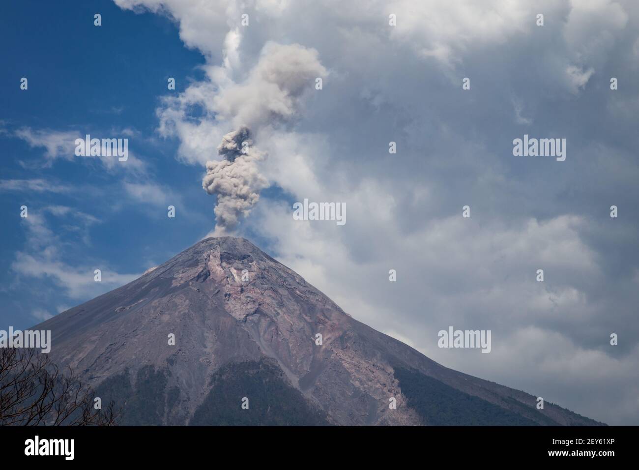 Il vulcano Fuego (fuoco) emette un nuovo pennacchio di cenere pochi mesi dopo la devastante eruzione del giugno 2018. Foto Stock