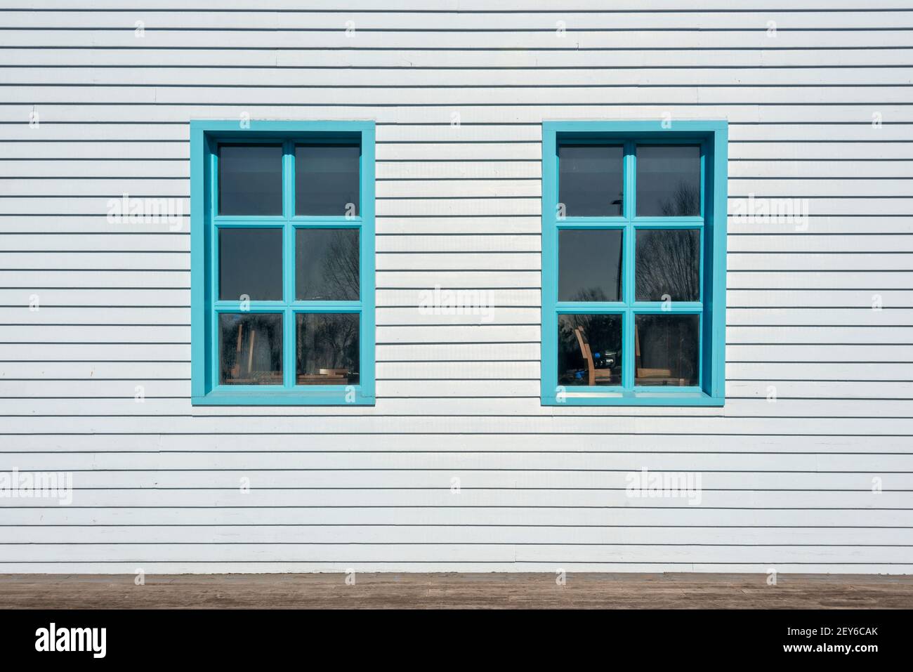 Edificio di clapboard e finestre dipinte in blu pastello. Foto Stock