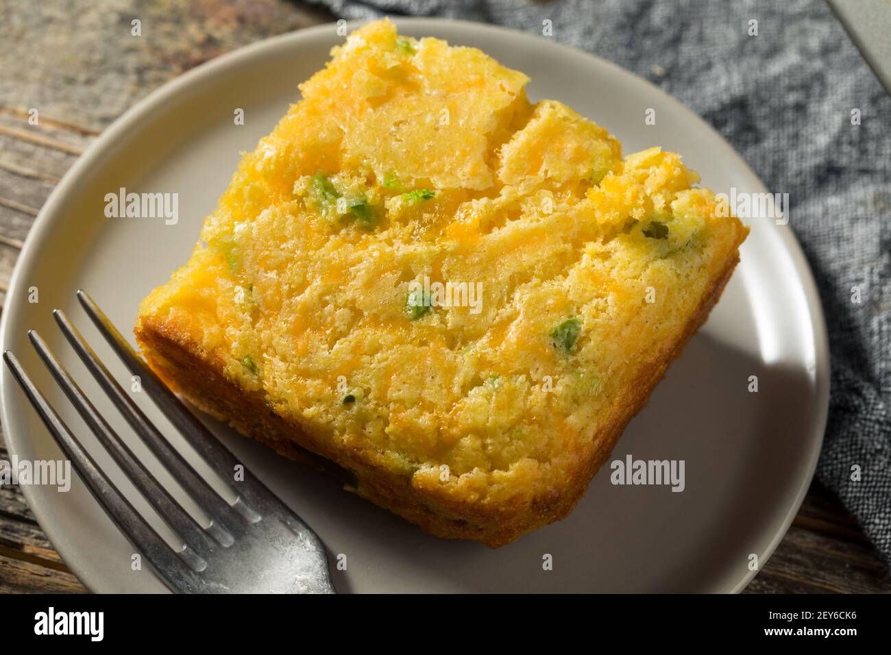 Casereccio speziato Jalapeno Cornbread tagliare in piazze Foto Stock