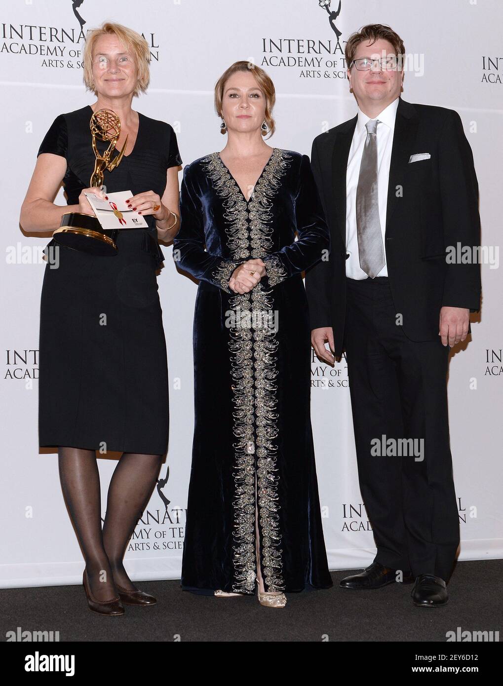 Vincitori del premio Emmy per la serie TV Movie/Mini per 'Unsere Mutter, Unsere Vater (Generation War - The Motion Comic)' Commissioning Editor Heike Hempel (L) e Executive Producer Benjamin Benedict (R) in sala stampa presso l'International Academy of Television Arts & Sciences Emmy Awards 2014 al New York Hilton di New York, NY, il 24 novembre 2014. (Foto di Anthony Behar/Sipa USA) Foto Stock