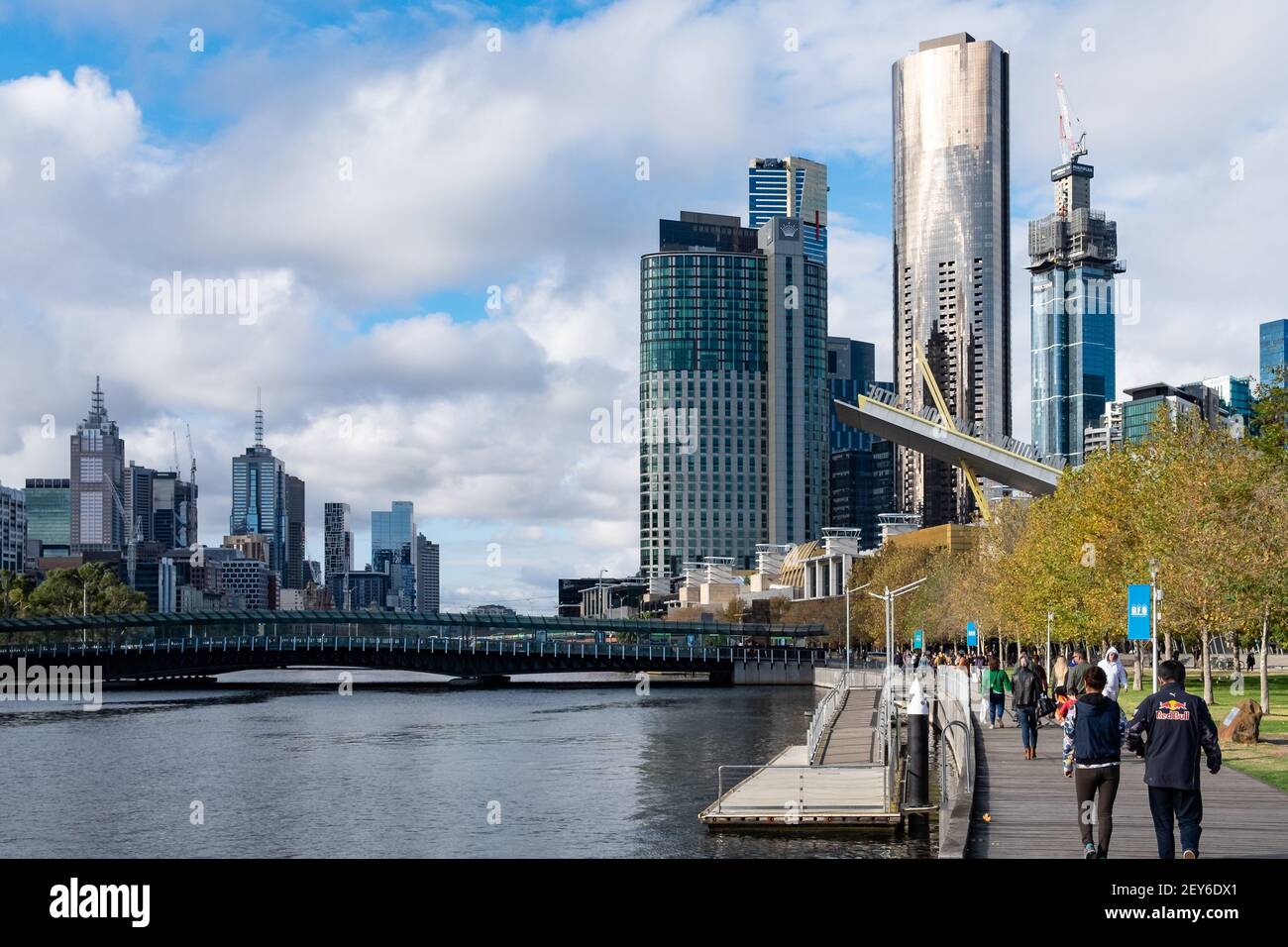 Lo skyline del centro di Melbourne sulla riva sud del fiume Yarra. Melbourne, Victoria, Australia Foto Stock