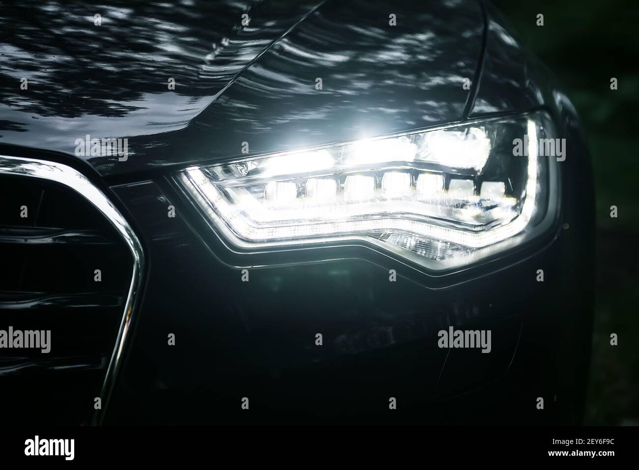 Il faro di moderne auto di prestigio da vicino Foto Stock