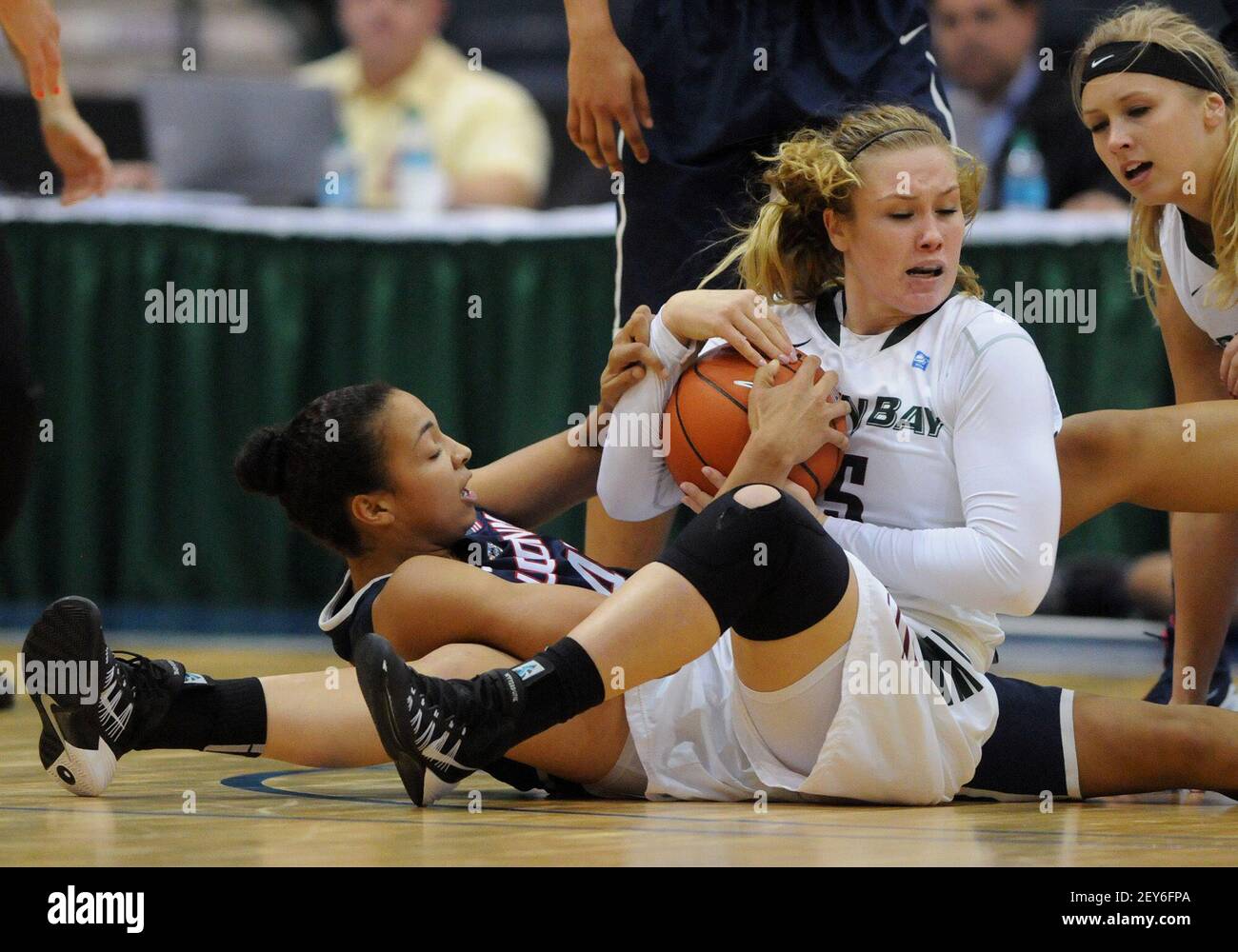 UConn Center Kiah Stokes (41) affronta Wisconsin-Green Bay in avanti Sam Terry (55) per una palla sciolta nel gioco di campionato della Gulf Coast Showcase domenica 30 novembre 2014 a estero, Fla. (Foto di Brad Horrigan/Hartford Courant/TNS/Sipa USA) Foto Stock