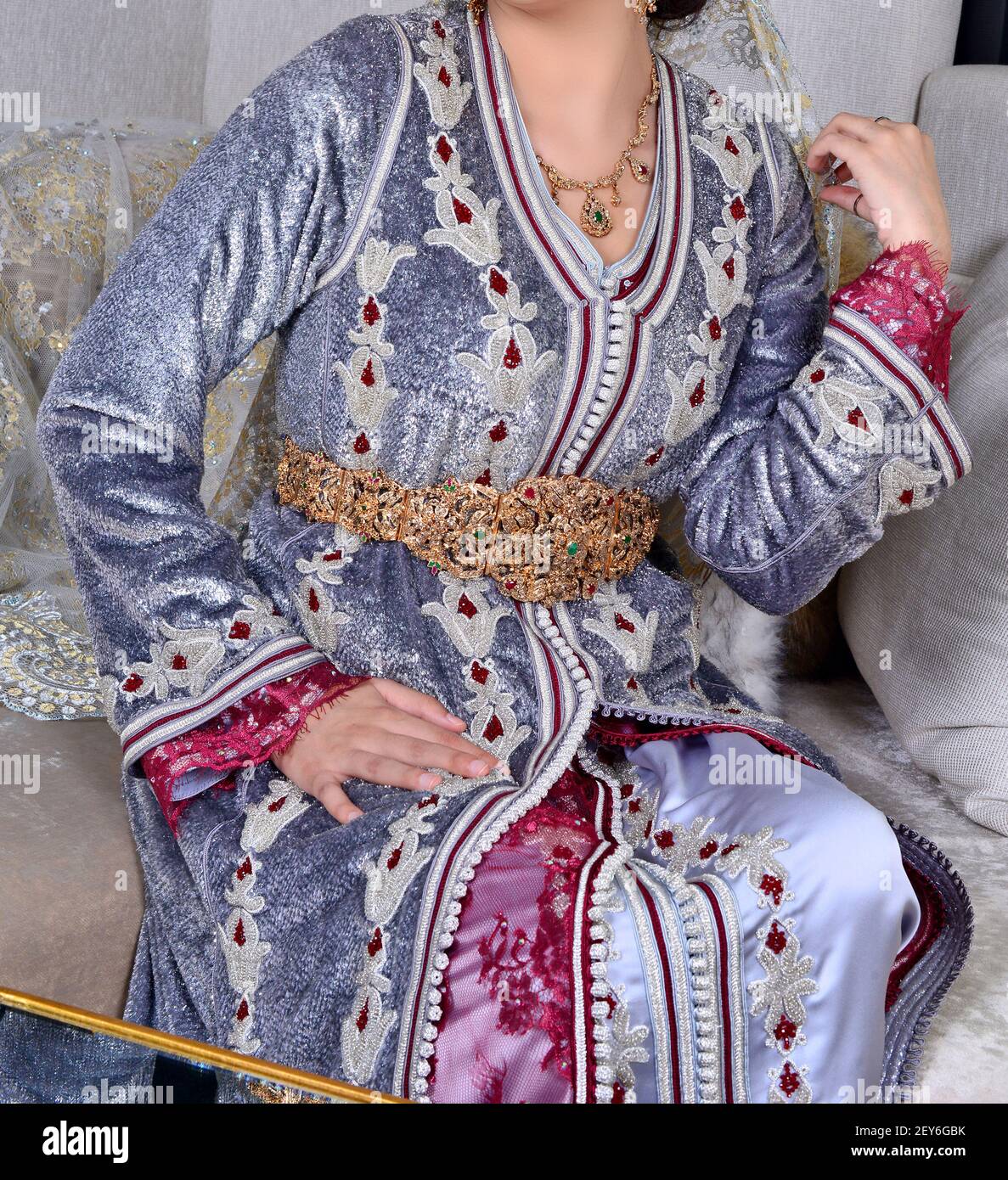 Il caftan marocchino è un costume tradizionale femminile marocchino. Foto Stock