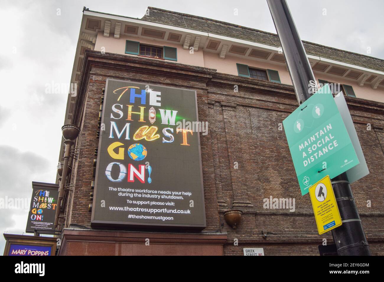 Londra, Regno Unito. 05 marzo 2021. Il cartello 'The Show Must Go on' a sostegno dell'industria teatrale al Prince Edward Theatre di Soho, Londra. Il Regno Unito inizierà a sollevare le restrizioni di blocco questo mese, con diverse tappe che si svolgeranno nelle prossime settimane. Credit: SOPA Images Limited/Alamy Live News Foto Stock