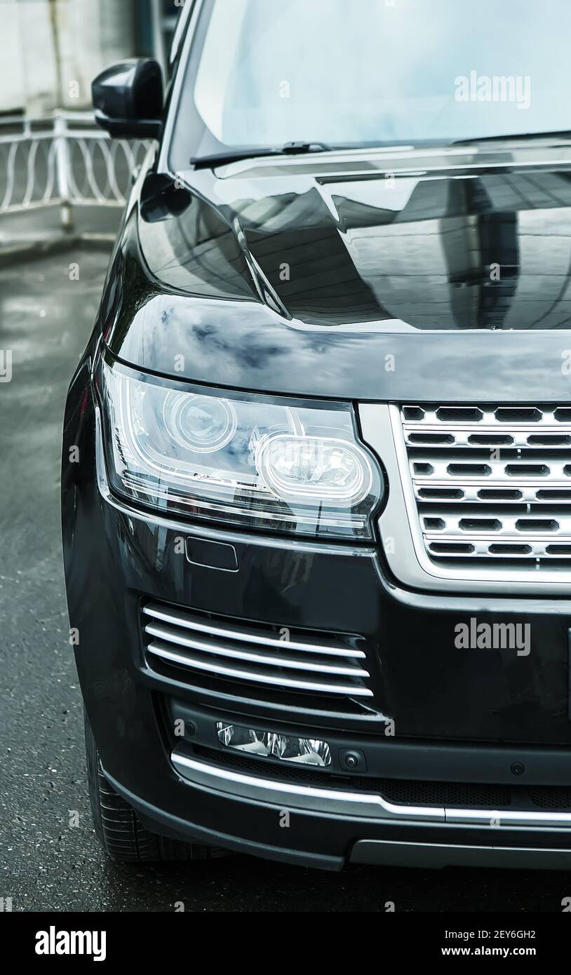 Il faro di moderne auto di prestigio da vicino Foto Stock