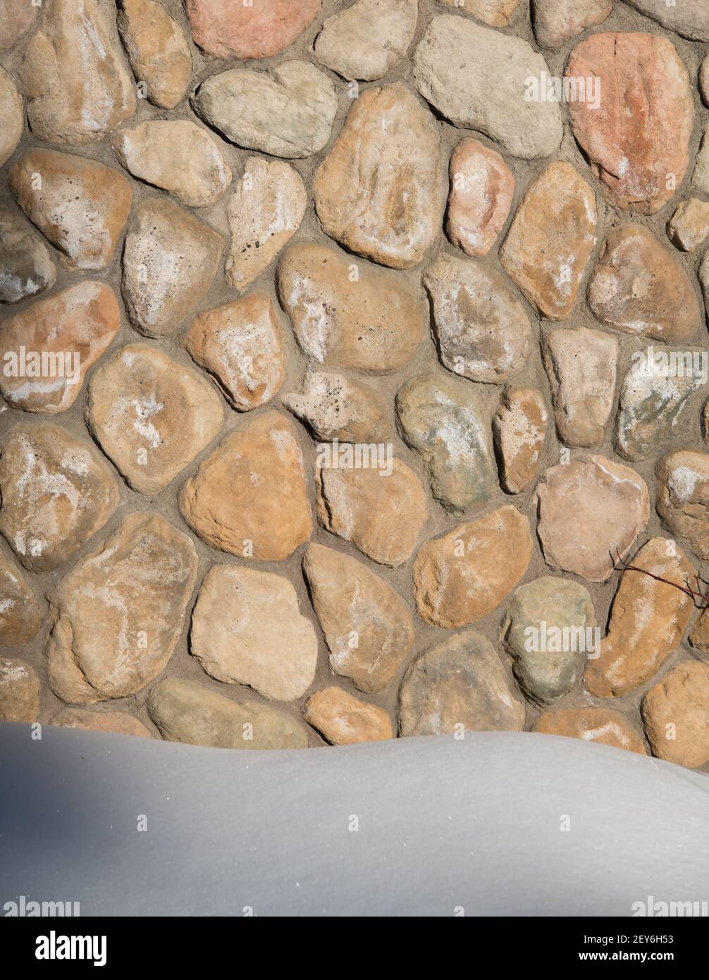 rocce stranamente sagomate o pietre pieced e cementato insieme per la casa esterno sostegno pareti rocce che si accecano insieme come pezzi di puzzle da muratura o muratura Foto Stock