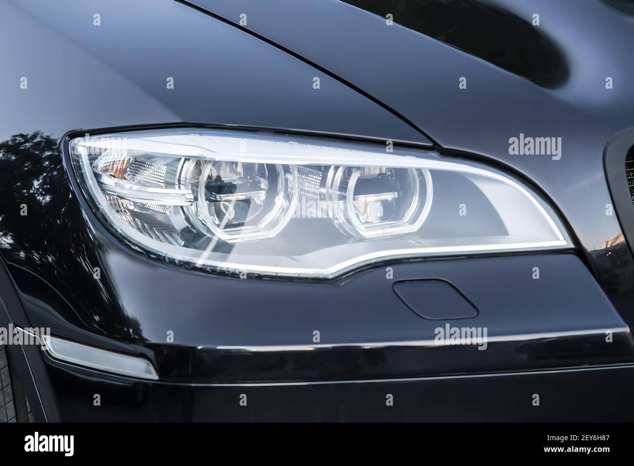 Il faro di moderne auto di prestigio da vicino Foto Stock