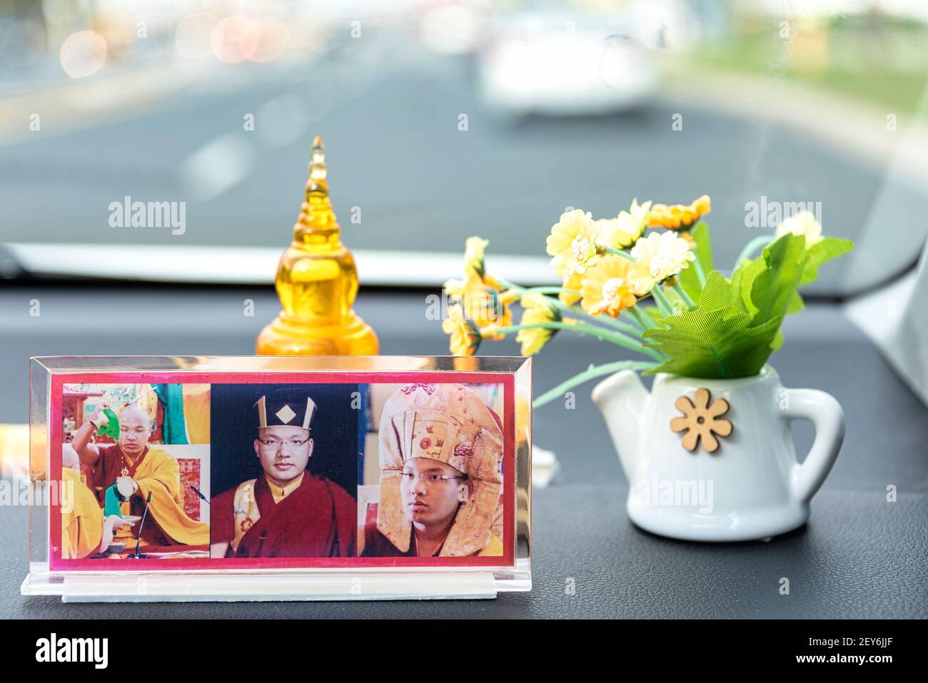 Altare indiano sul cruscotto di un'auto Uber, Toronto, Canada Foto Stock