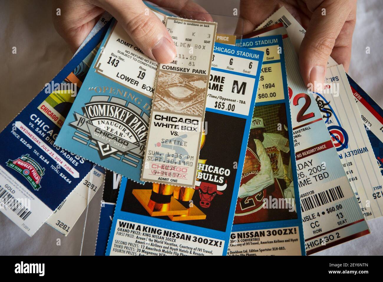 Brian Schwartz, proprietario di cimeli sportivi Schwartz, mostra i biglietti d'epoca per gli eventi sportivi a Chicago il 25 novembre 2014 presso il suo magazzino di Buffalo Grove, Ill. (Foto di Zbigniew Bzdak/Chicago Tribune/TNS/Sipa USA) Foto Stock