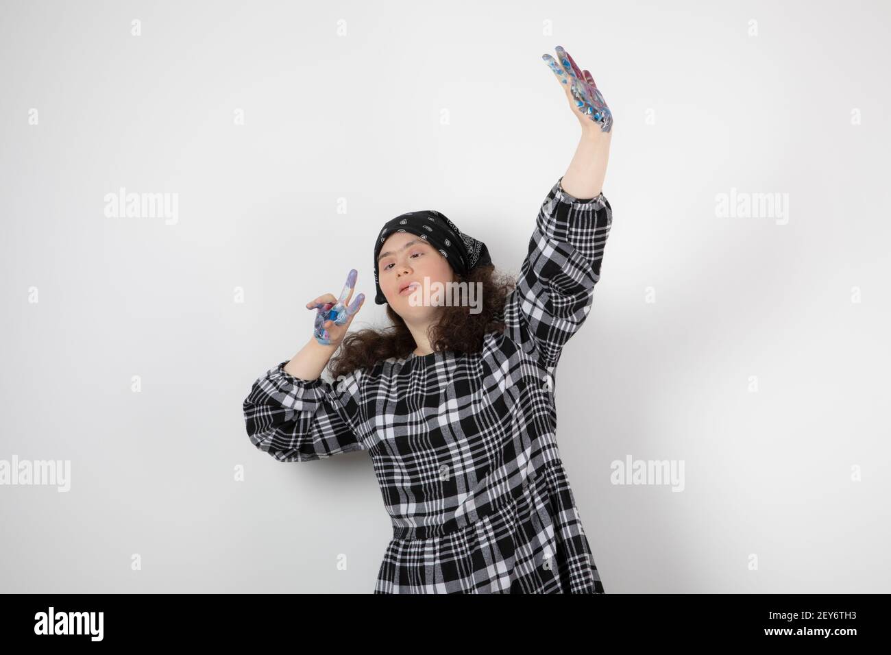 Giovane ragazza con sindrome di Down che mostra colori e piedi Foto Stock