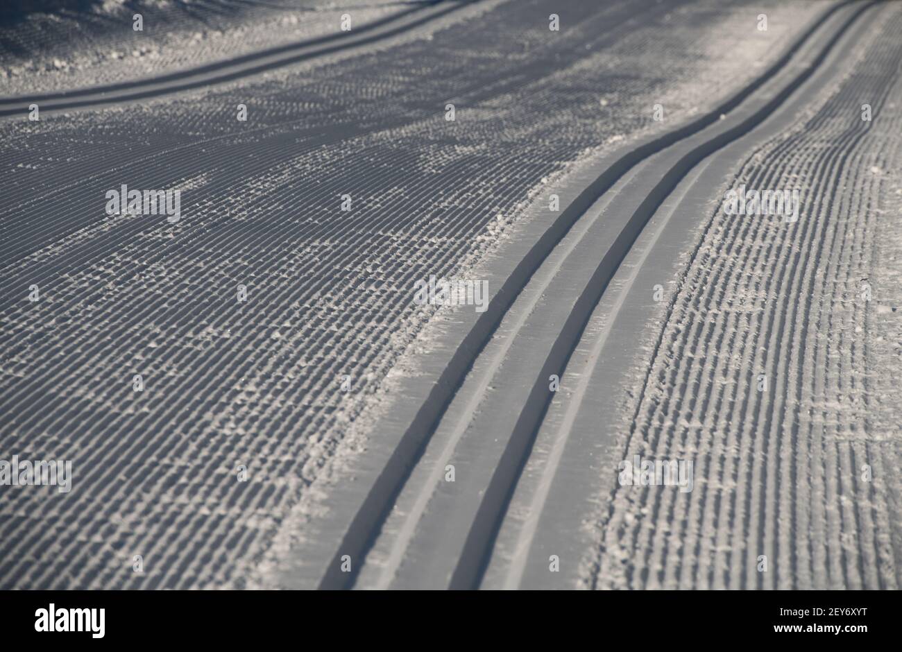 piste da sci di fondo appena curate o piste da sci nordico piste da neve per sci curati sentiero che conduce fuori nella giornata invernale attività Foto Stock
