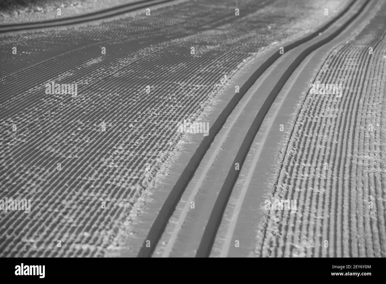 piste da sci di fondo appena curate o piste da sci nordico piste da neve per sci curati sentiero che conduce fuori nella giornata invernale attività Foto Stock