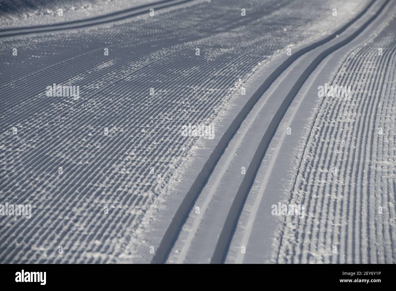 piste da sci di fondo appena curate o piste da sci nordico piste da neve per sci curati sentiero che conduce fuori nella giornata invernale attività Foto Stock