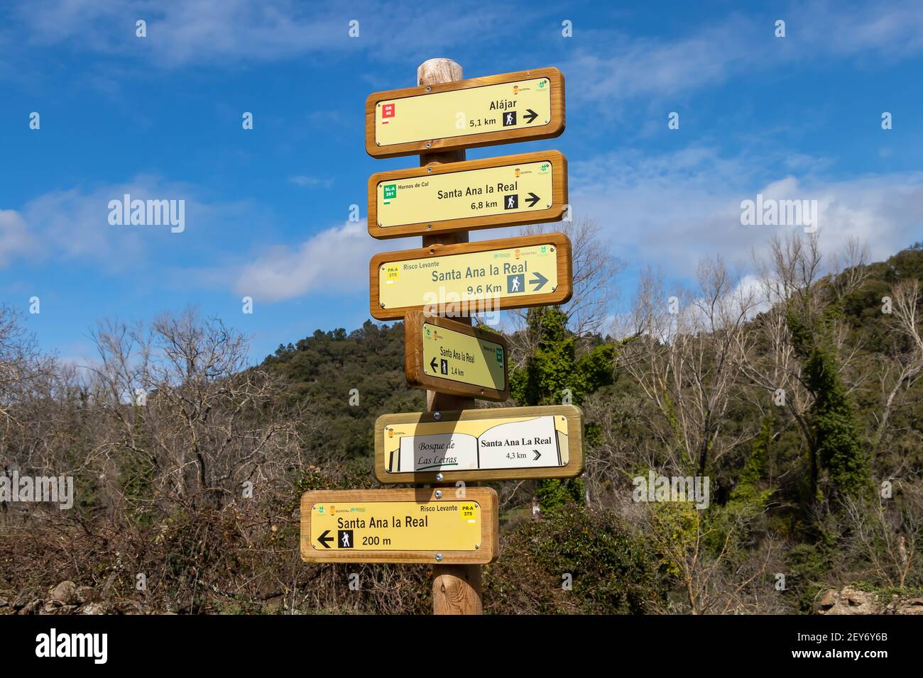 Huelva, Spagna - 1 marzo 2021: Sentiero direzionale in legno Accedi montagna con diversi sentieri escursionistici a Santa Ana la Real, Huelva, Spagna Foto Stock
