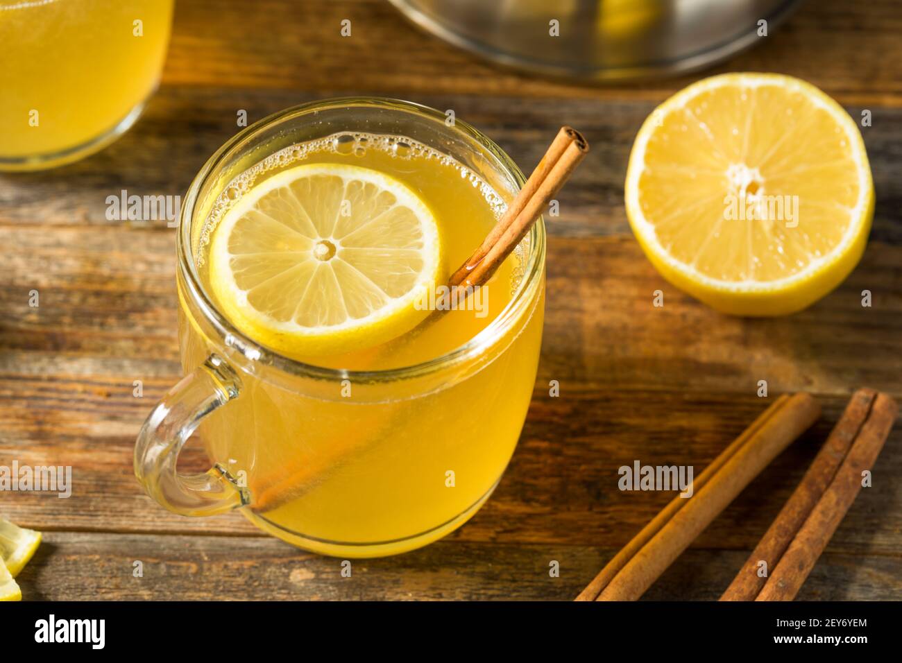 Cocktail toddy caldo fatto in casa con whisky e limone Foto Stock
