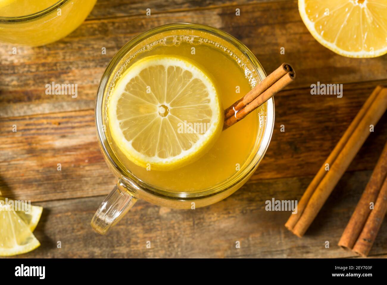 Cocktail toddy caldo fatto in casa con whisky e limone Foto Stock