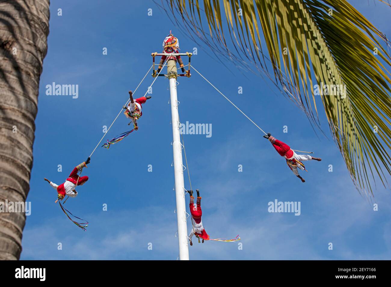 Danza de los Voladores / Danza dei volantini / uomini volanti di Papantla che eseguono l'antico rituale mesoamericano a Puerto Vallarta, Jalisco, Messico Foto Stock