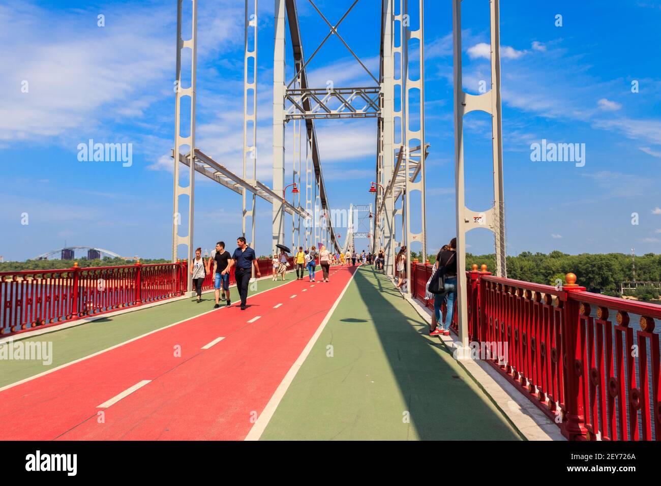 Kiev, Ucraina - 28 luglio 2018: Persone sconosciute che camminano sul ponte pedonale (ponte del parco) attraverso il fiume Dnieper Foto Stock