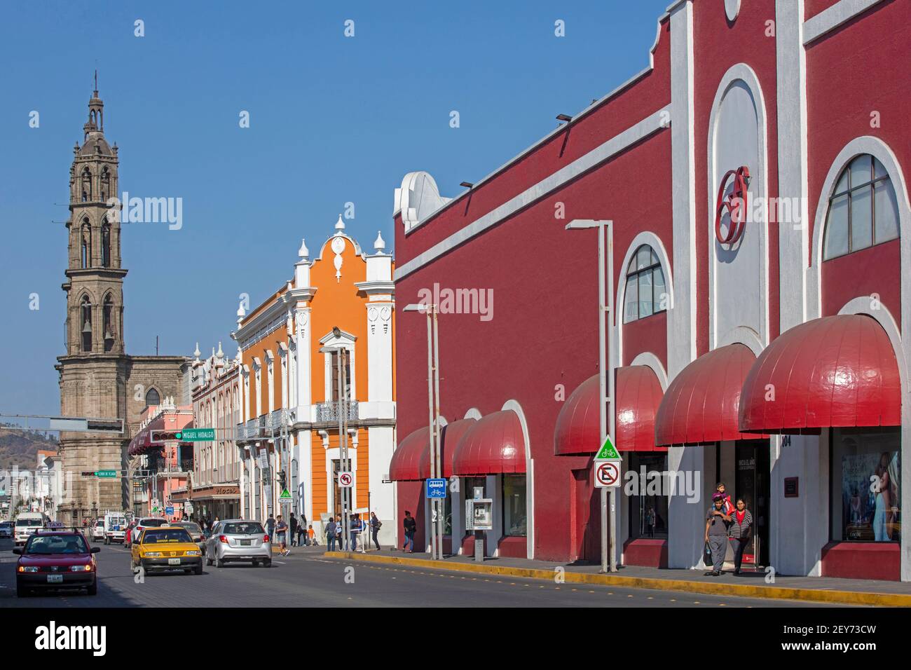 La principale strada dello shopping e la Cattedrale dell'Immacolata Concezione Neo-Gotica nel centro della città di Tepic, Nayarit, Messico Foto Stock