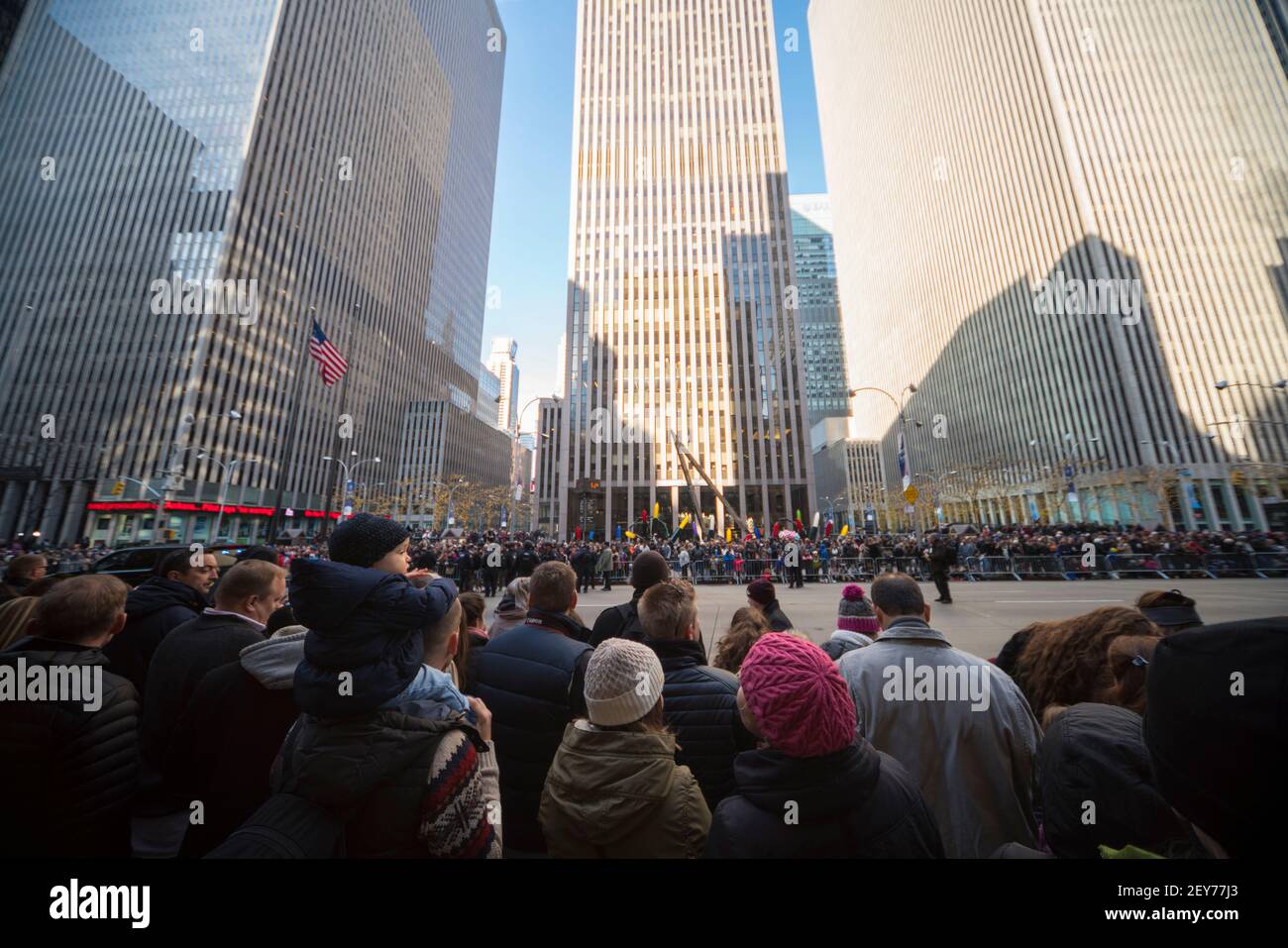 Una folla di persone attende per assistere alla parata del giorno del Ringraziamento di Macy a Midtown Manhattan NY USA. Foto Stock