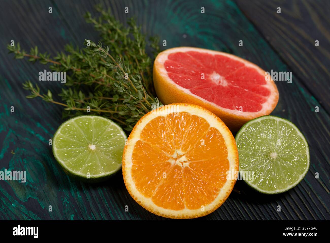 Metà di lime, arancia, pompelmo e timo. Foto Stock