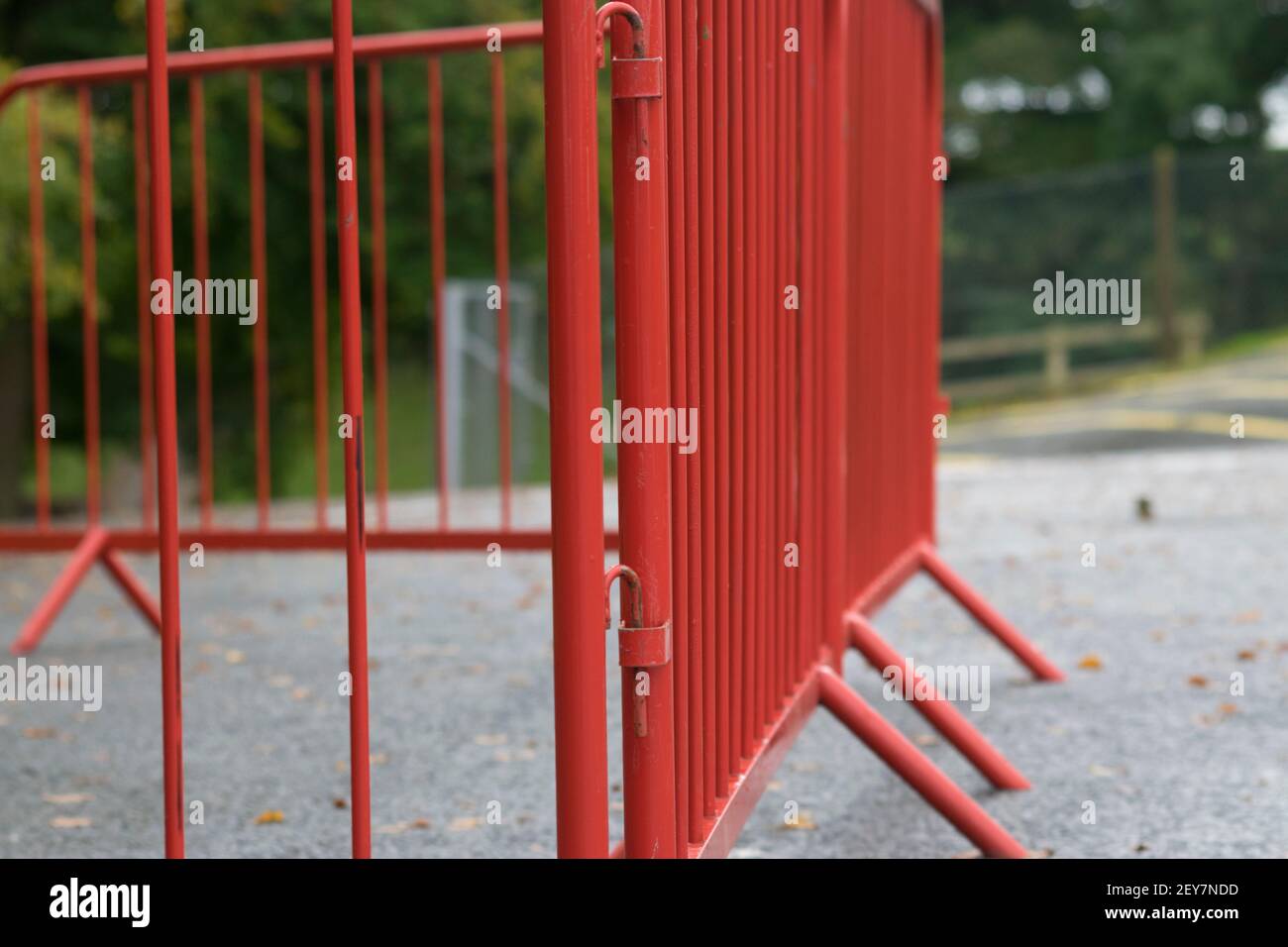 Barriere di sicurezza in metallo rosso Foto Stock