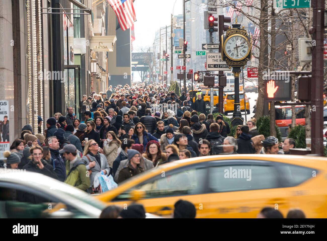 Una folla di persone cammina sulla Fifth Avenue durante la stagione delle Vacanze invernali al Midtown Manhattan New York City NY USA. Foto Stock