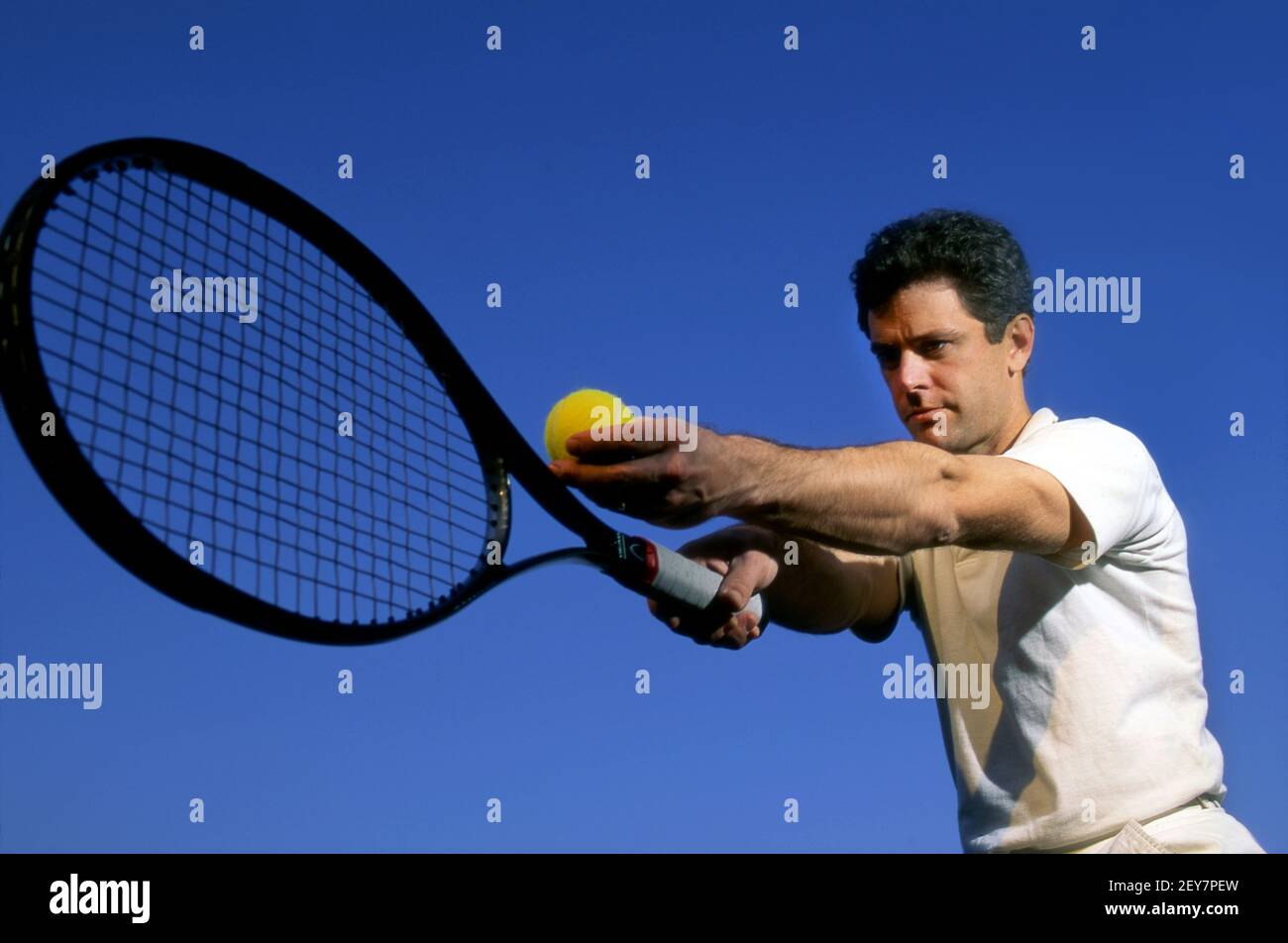 Tennista che si prepara a servire la palla Foto Stock