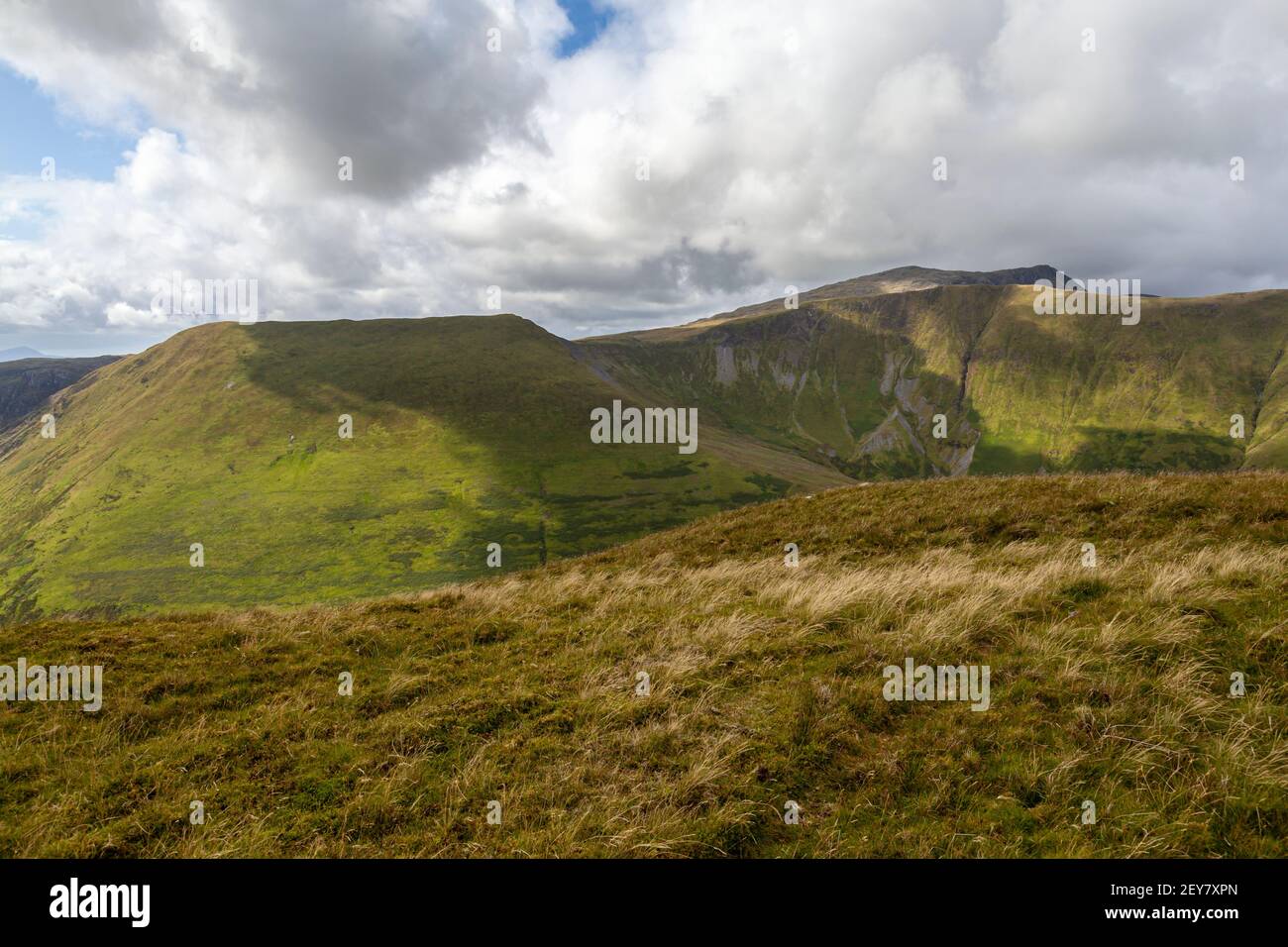 Aran Fawddwy visto dalla cima di Pen Yr Allt Uchaf, un'area nel Galles del Parco Nazionale di Snowdonia Foto Stock