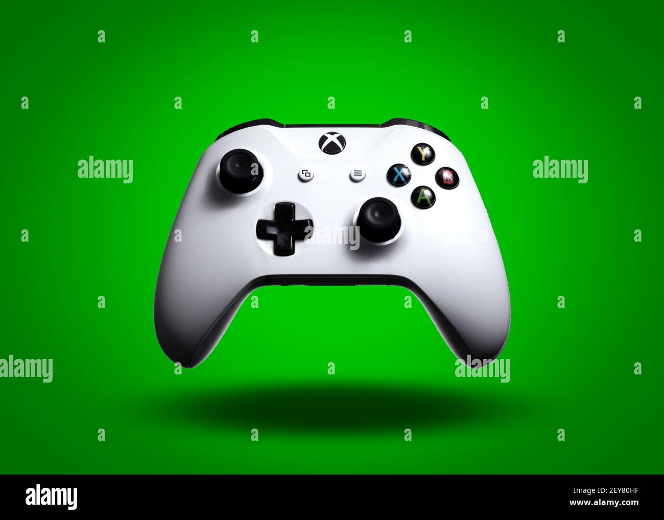 Un'immagine di una vita still di un controller di Xbox One fluttuante davanti a uno sfondo verde Foto Stock