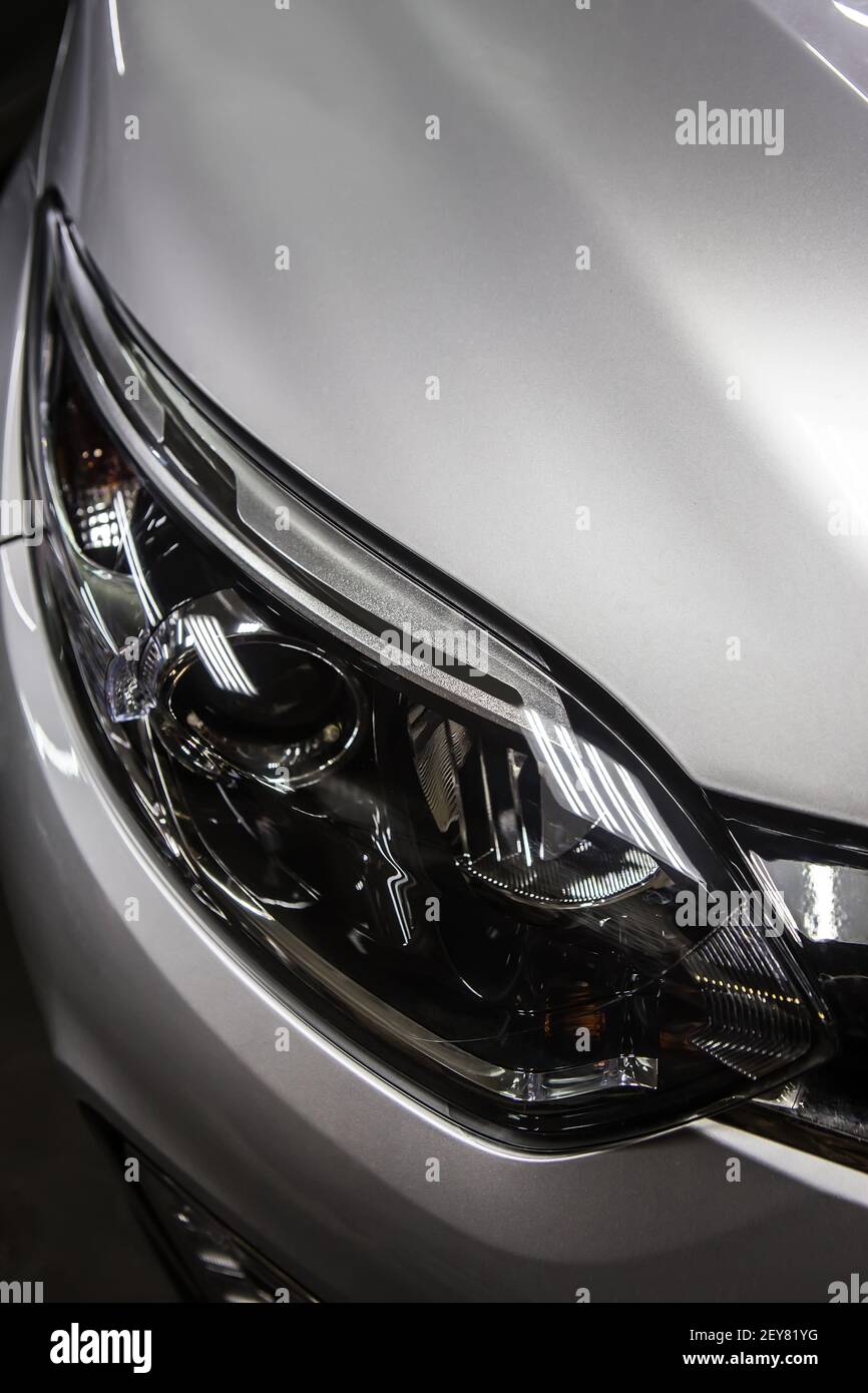 Il faro di moderne auto di prestigio closeup Foto Stock
