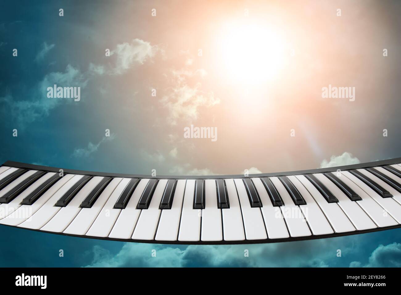 Composizione della tastiera a piano su sfondo cielo. Concetto di musica, natura, creazione, unità di musica e natura. Foto Stock