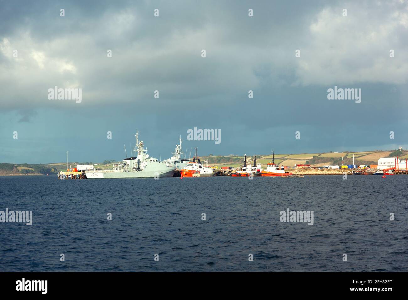La nave di pattuglia offshore della Royal Navy HMS Trent P224 ormeggiata con altre navi e rimorchiatori nel porto di Falmouth, Cornovaglia, Regno Unito Foto Stock