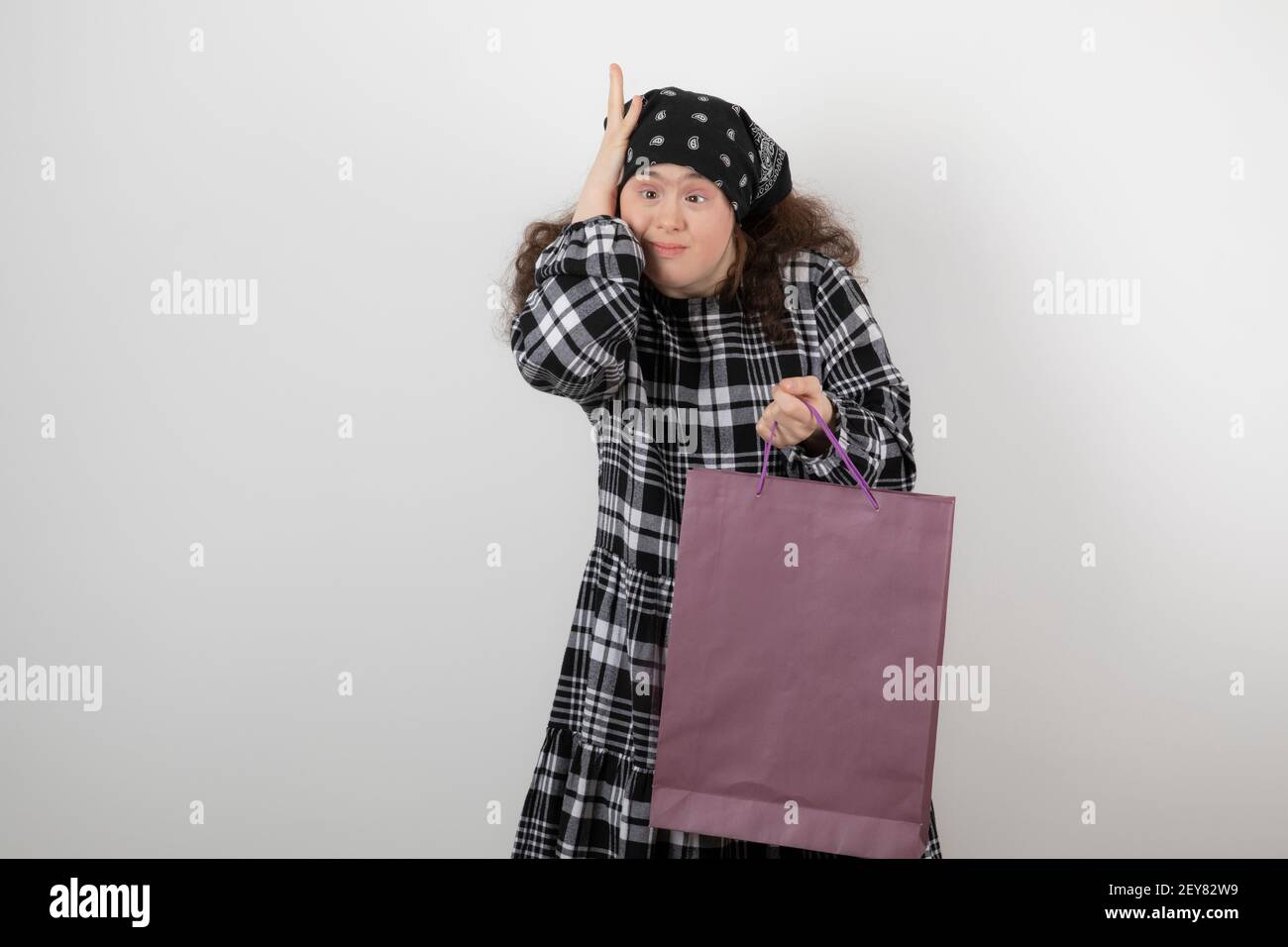 Adorabile giovane ragazza con sindrome di Down che tiene la borsa della spesa Foto Stock