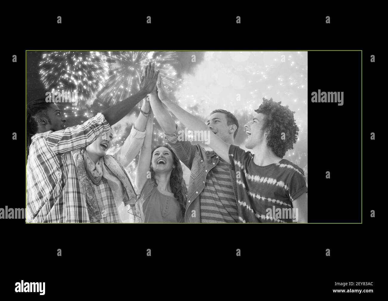 Foto in bianco e nero di un gruppo di amici in alta tensione in cornice gialla su sfondo nero Foto Stock