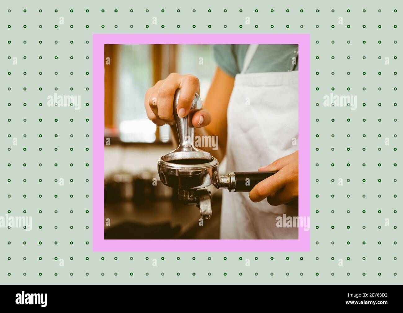Illustrazione con barista preparazione del caffè in cornice rosa su verde sfondo con punti Foto Stock