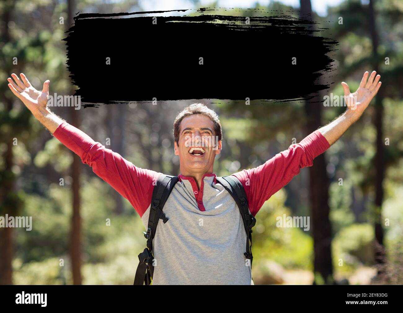 Illustrazione con colpo di vernice nero sopra uomo sorridente che camminano dentro foresta Foto Stock