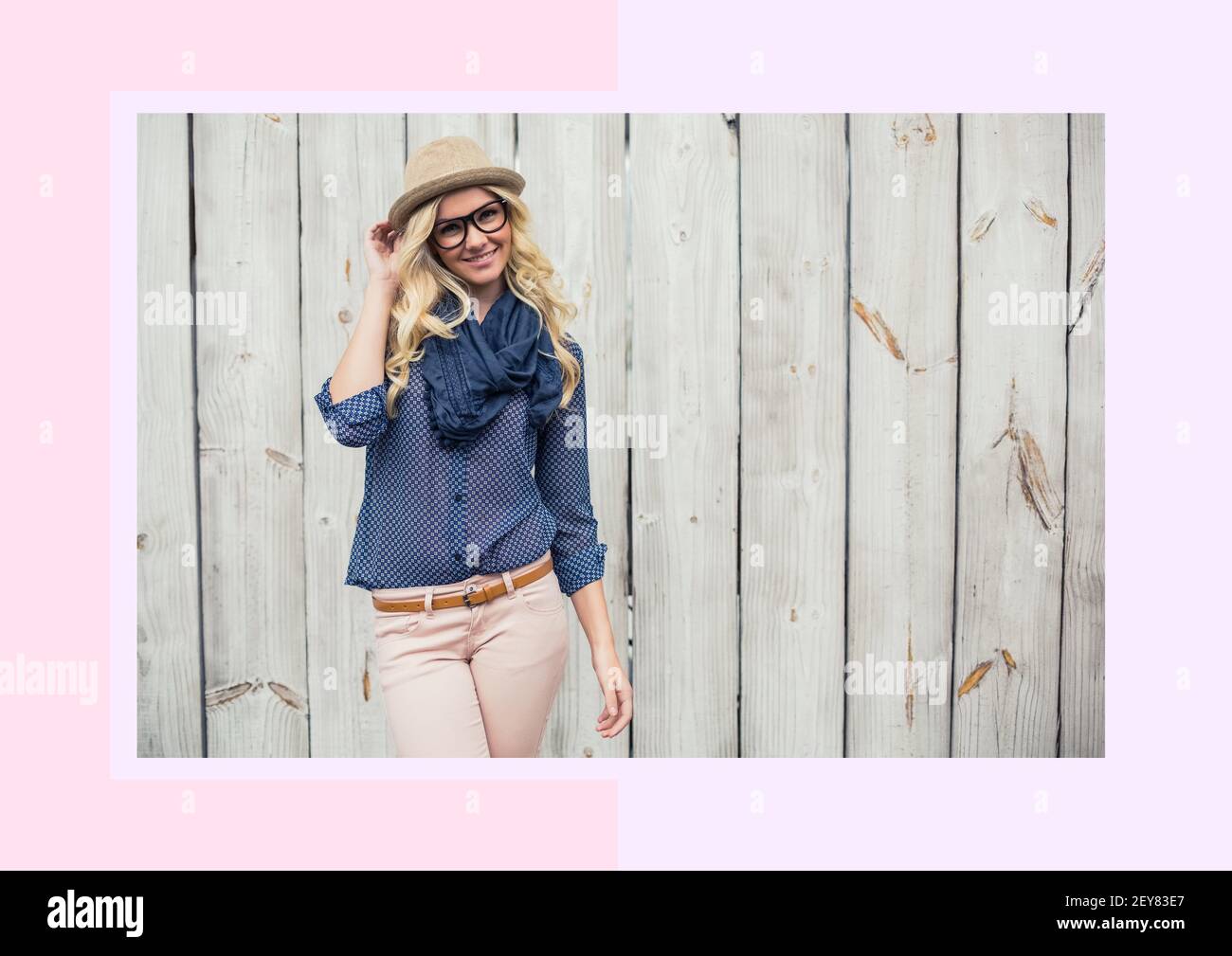 Composizione di foto con donna caucasica sorridente in rosa e. cornice rosa chiaro Foto Stock