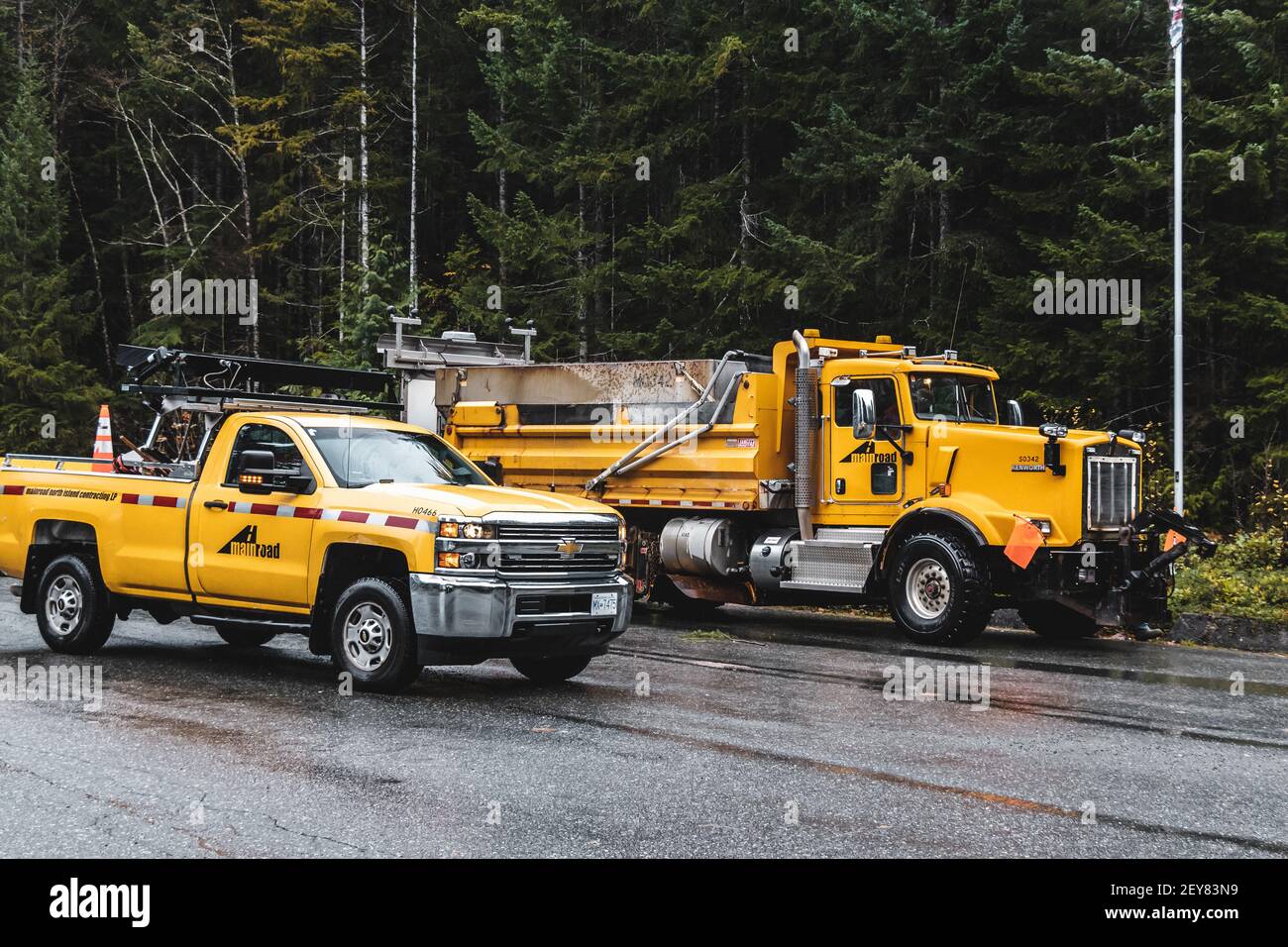 Vancouver Island, Canada - 17 novembre 2020: Due veicoli di servizio Mainroad North Island sull'autostrada 28 vicino al parco provinciale di Strathcona Foto Stock