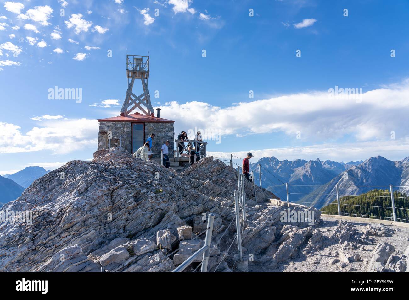 Sulphur Mountain Cosmic Ray Station, sito storico nazionale in estate. Cima della montagna di Sulphur. Parco nazionale di Banff. Foto Stock