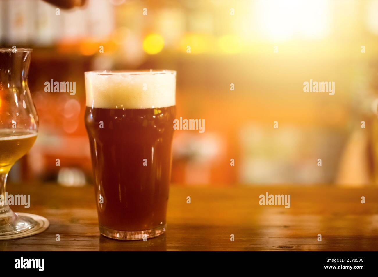 La birra alla spina sul Bar a Brew Pub - con una stanza per il testo. Serata perfetta del concetto. Festa di fine settimana Foto Stock