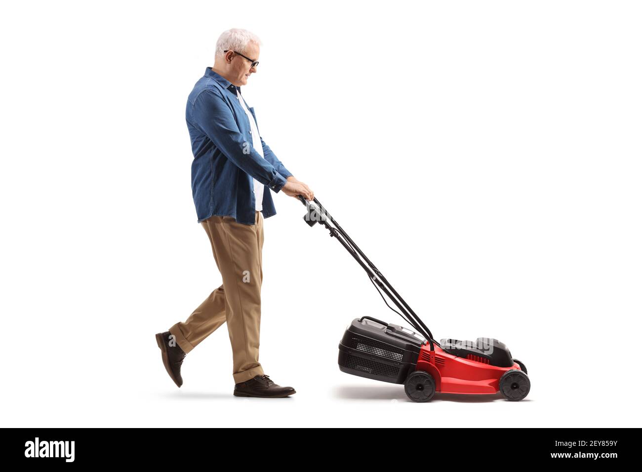 Tiro a tutta lunghezza di un uomo maturo casual falciatura isolato su sfondo bianco Foto Stock