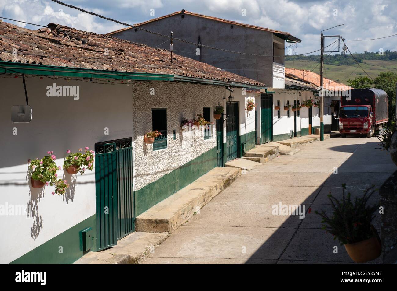 Una strada tipica a Guadalupe, Santander, Colombia Foto Stock