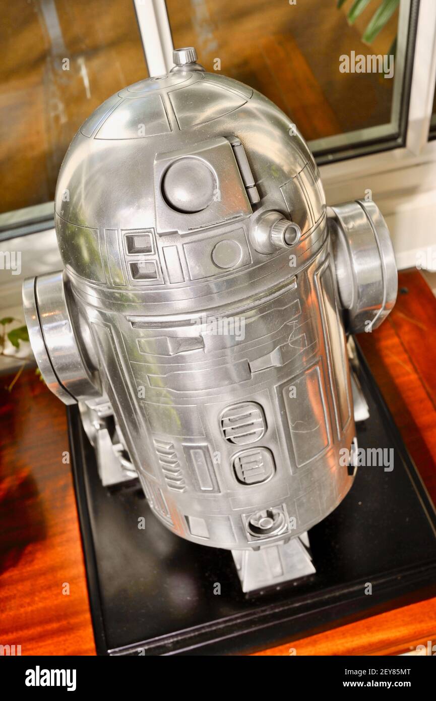 Il famoso personaggio di Star Wars R2D2 droid robot scultura in metallo in mostra nella lobby di Industrial Light & Magic, San Francisco, CA, USA Foto Stock